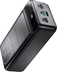 60000mAh Power Bank mit Schnellladefunktion, ideal für Reisen und Outdoor-Abenteuer, zeigt verschiedene Anschlussmöglichkeiten und die digitale Anzeige des Akkustands.