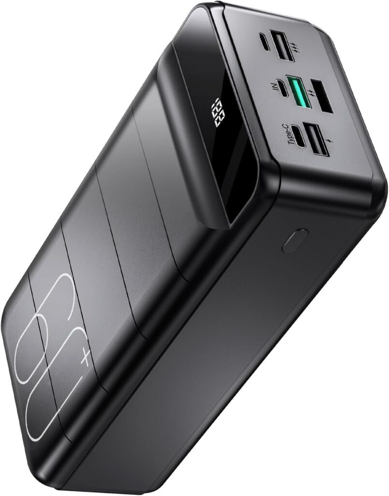60000mAh Power Bank mit Schnellladefunktion, ideal für Reisen und Outdoor-Abenteuer, zeigt verschiedene Anschlussmöglichkeiten und die digitale Anzeige des Akkustands.