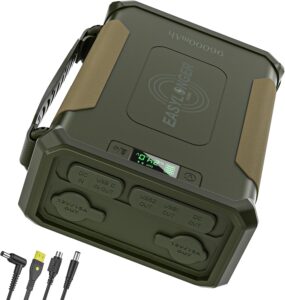 EASYLONGER ES960 Powerbank in einer malerischen nächtlichen Camping-Szene, verbunden mit einem CPAP-Gerät, ideal für Reisende und Camper