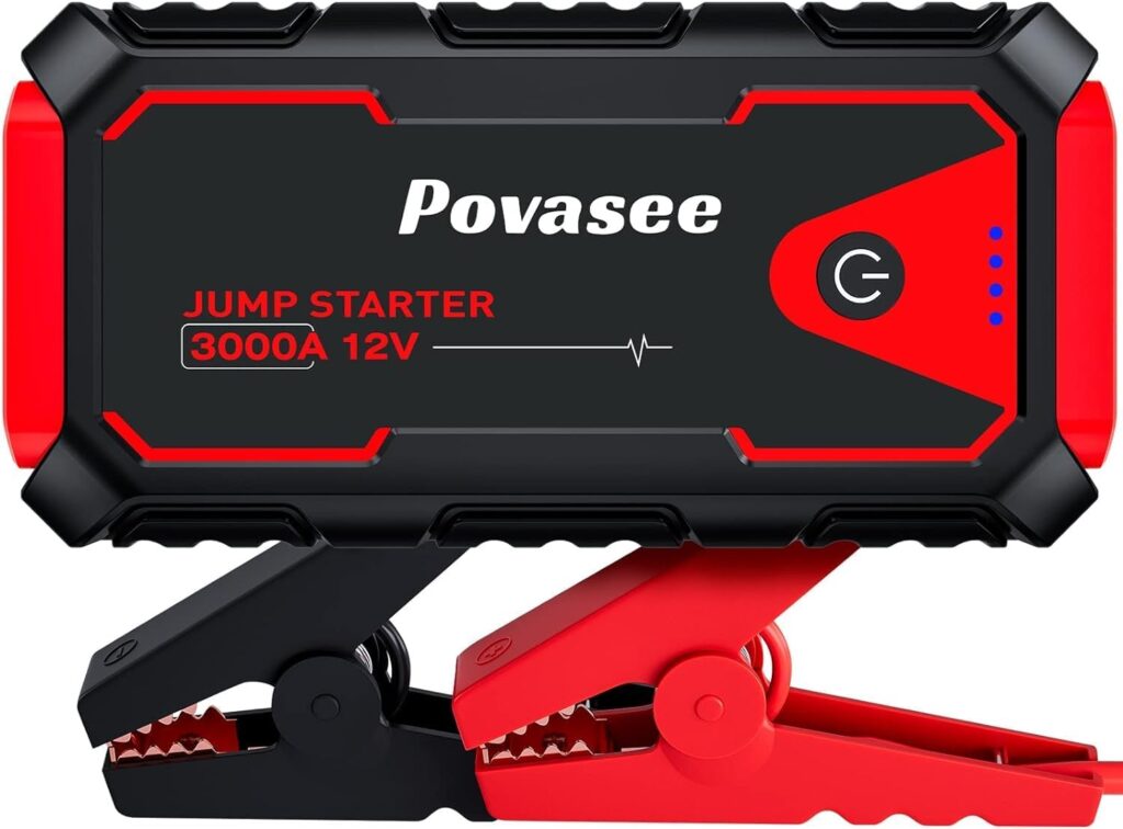Die Povasee Powerbank im Vordergrund mit einem Auto in einem sonnigen Umfeld, das die Vorteile und Sicherheitsmerkmale der Powerbank demonstriert.
