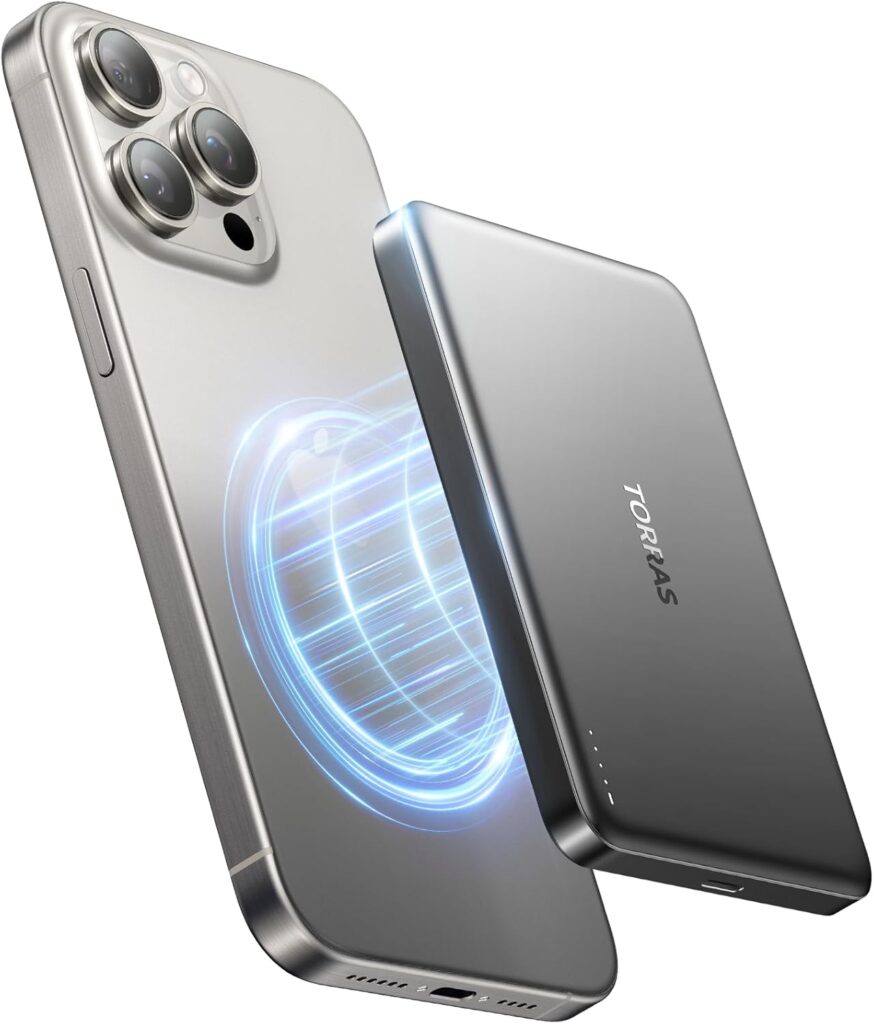 TORRAS MiniMag Powerbank in Schwarz/Weiß, magnetisch mit iPhone verbunden vor einem stilvollen Hintergrund