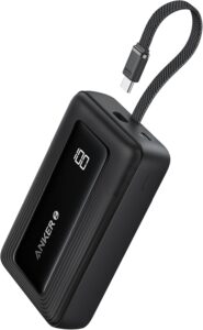 Anker Powerbank 20.000mAh mit integriertem USB-C Kabel in einer mobilen Umgebung, die Schnelligkeit und Sicherheit symbolisiert.