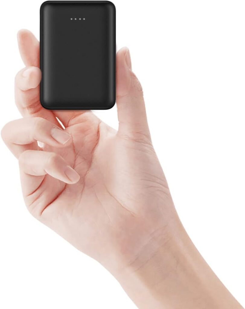Mini Power Bank 10.000 mAh in modernem Design, lädt zwei Geräte gleichzeitig schnell und zuverlässig, ideal für Reisen und Alltag.