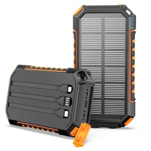 Tragbare Solar Powerbank mit 27.000 mAh Kapazität, integriertes Solarpanel und drei Ausgänge für verschiedene Geräte