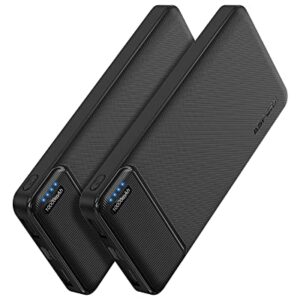 Zwei schwarze, flache Power Bank-Fälle mit blauem Logo und USB-C-Eingabe und Ausgabe, ideal für iPhone, Samsung, iPad, Huawei und AirPods