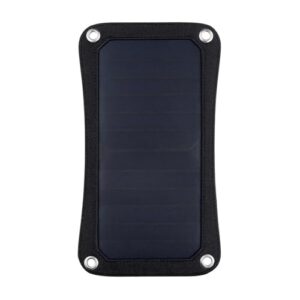 Ein schwarzes Solarpanel mit zwei Ports, das für Camping und im Freien verwendet werden kann. Es ist wasserdicht und mit einem Reißverschluss geschützt.