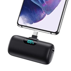 Power bank mit USB C Anschluss, 5000mAh Kapazität, schnelles Aufladen, LCD Display und kompatibel mit verschiedenen Smartphones wie iPhone, Samsung, Huawei und LG.