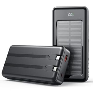 Solare Powerbank mit 27.000 mAh Kapazität, zwei Kabeln und Schnelllade-Funktion für das Aufladen von Smartphones unterwegs