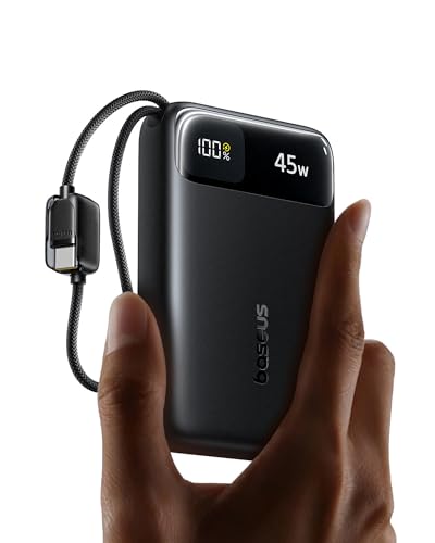 Eine Person hält eine schwarze Baseus Powerbank. Die Powerbank hat ein CCC Logo auf der Seite und ist an einem Ladekabel angeschlossen. Das Display der Powerbank zeigt an, dass sie derzeit lädt.
